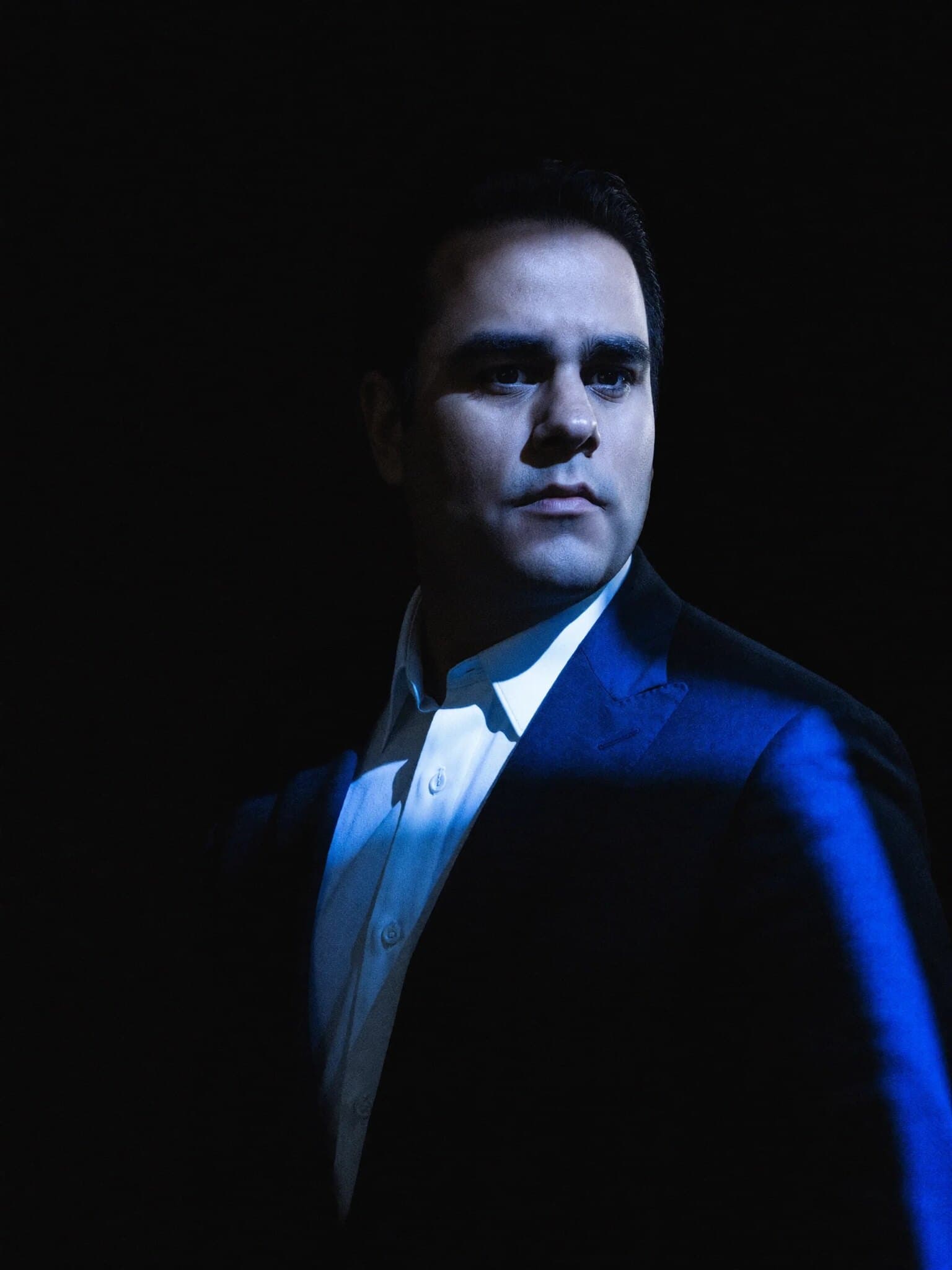 Retrato de Edgard Vargas con luz azul de perfil
